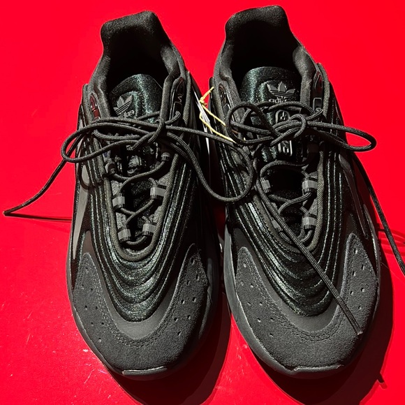 Adidas Black Athletic Shoes with Futuristic Design - Picture 5 of 6